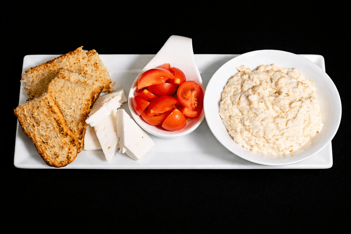 Vinete cu telemea, roșii și pâine prăjită